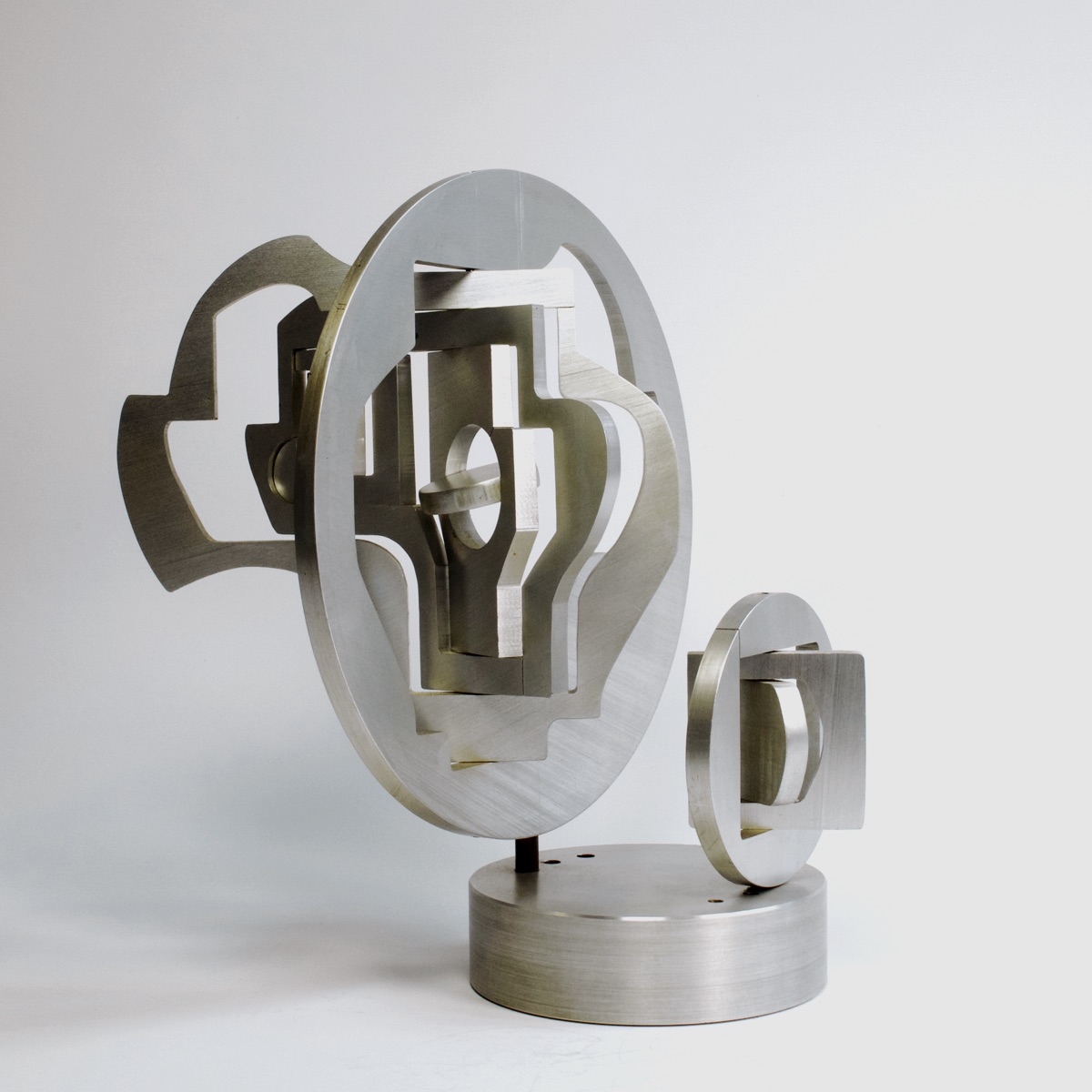 «Drehspiel aus zwei Scheiben», 1965 (Aluminium, H 34 cm, ø 28 / 12 cm, WG 65 – 73 M)