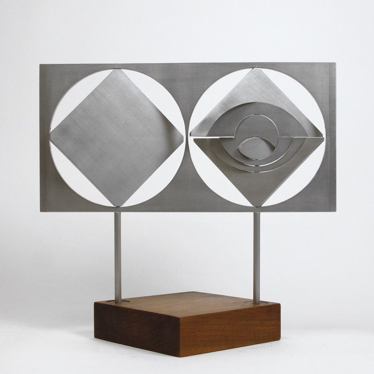 «Drehfigur mit 2 Quadraten und Kreis», 1966 (Aluminium, Sockel Nussbaum, 40,5 x 43,5 x 0,8 cm, WG 66 – 266 M)