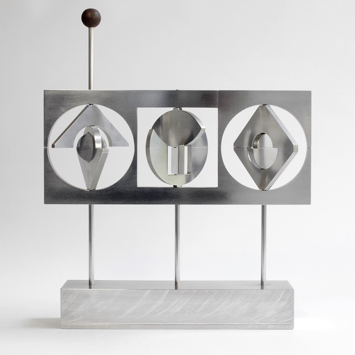 Drehfigur – Rechteck mit 3 Ausschnitten», 1966 (Aluminium, Bronze, 48,5 x 40,5 x 6 cm, WG 66 – 277 M)
