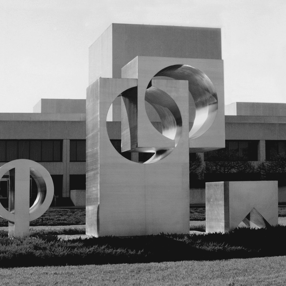«Symbol» – spätere Installation an einem prominenteren Standort auf dem Firmengelände