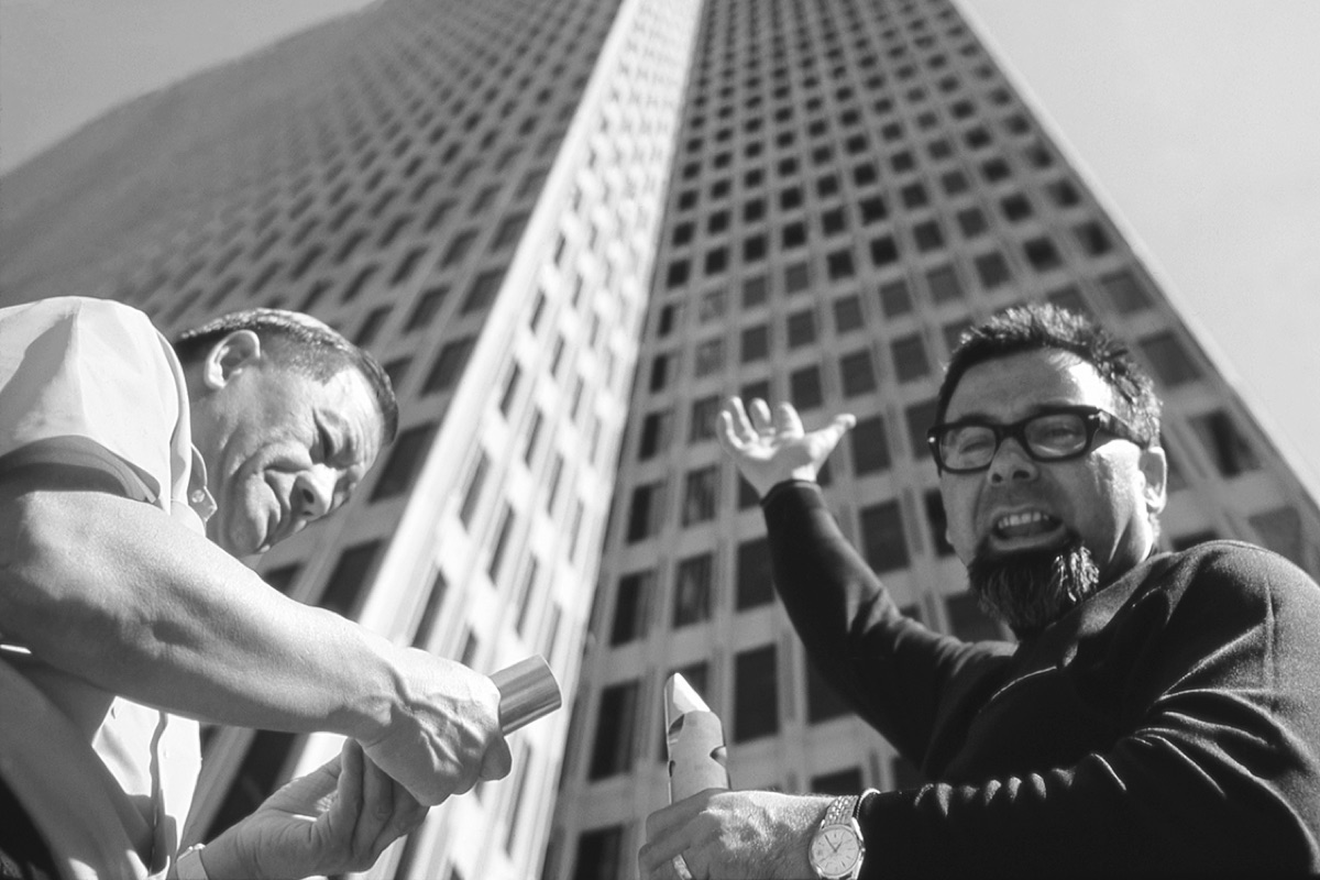 Mit dem Unternehmer Joe Yick vor dem Bau seiner größten Skulptur «Two Colums with Wedge» im Embarcadero Center, San Francisco 1970