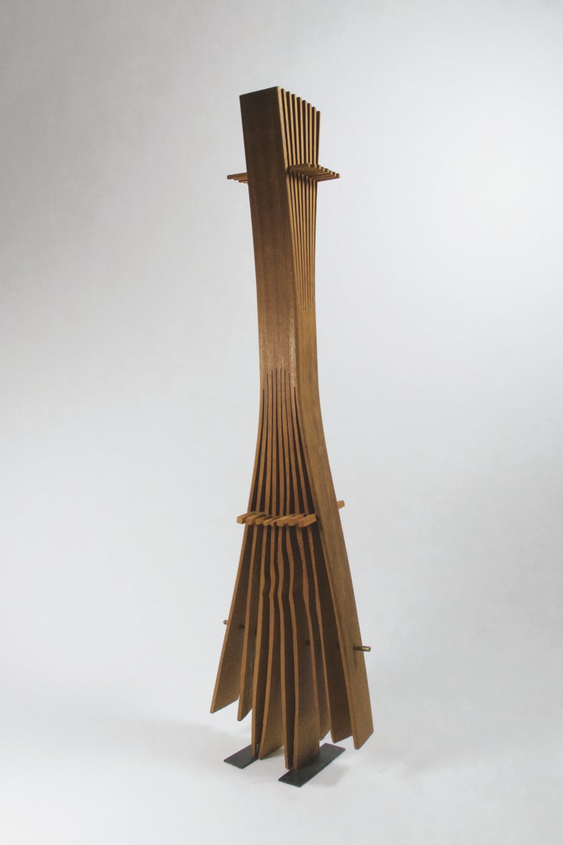 «Doppelfächer», ca. 1990 (Holz, Metallfuß, 111 x 31 x 16 cm)