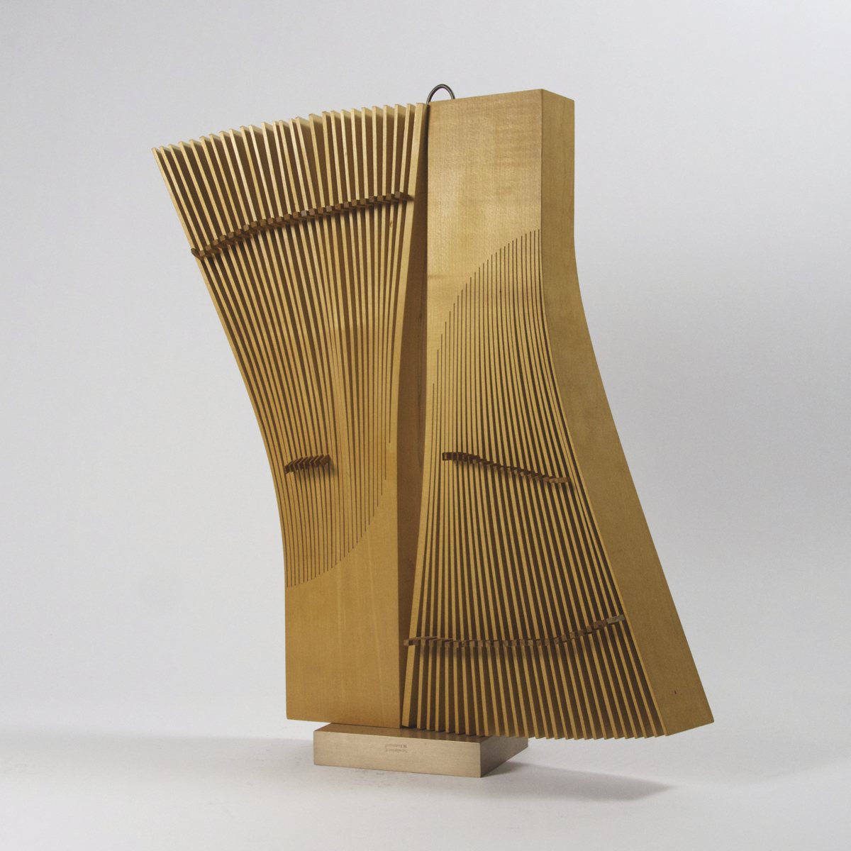 «Gegenfächer», 1991 (Holz, Metallfuß, 48 x 40 x 6 cm, WG 91 – 28 H)