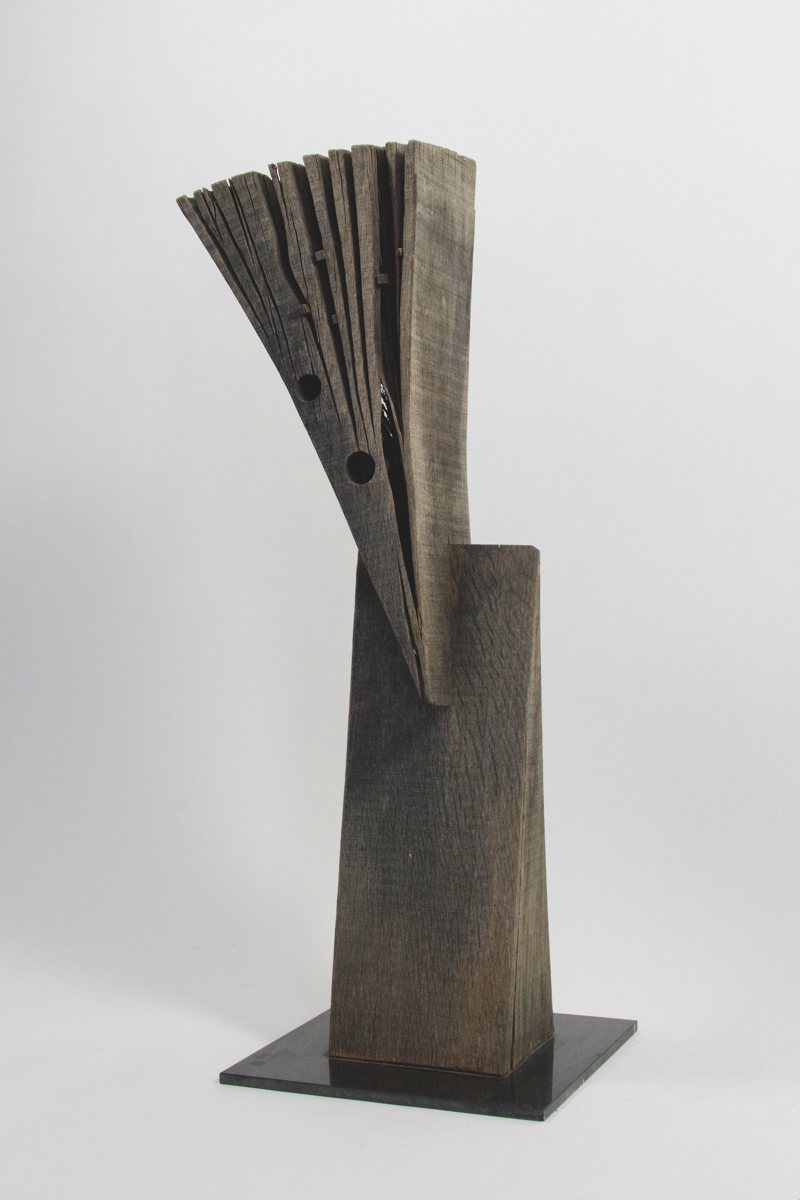 «Gestalt», o.J. (Holz, Metallfuß, 84 x 32 x 18 cm)